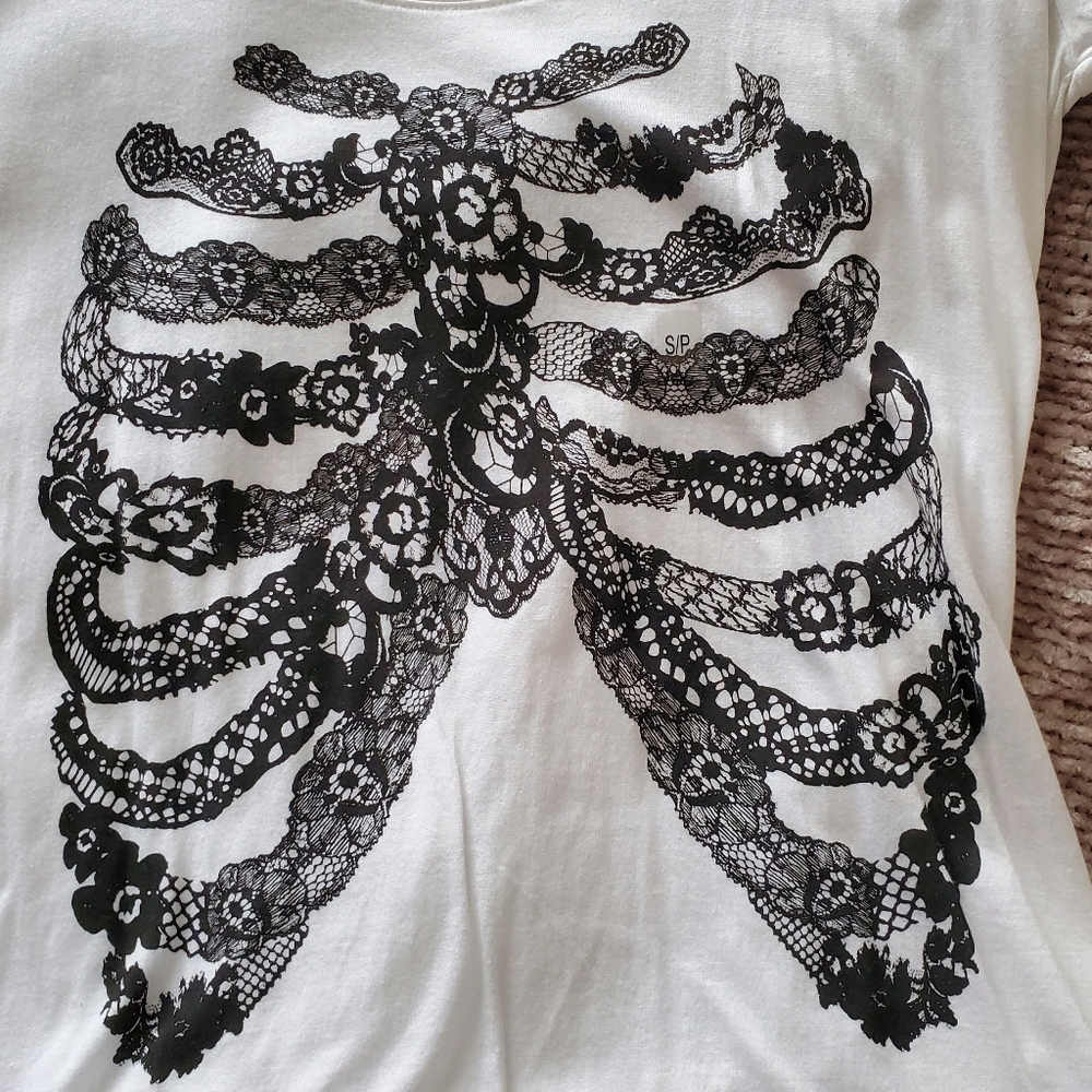 NWT Express Lacey Printed Skeleton Rib Design T-shirt Sz Small - Picture 2 of 4